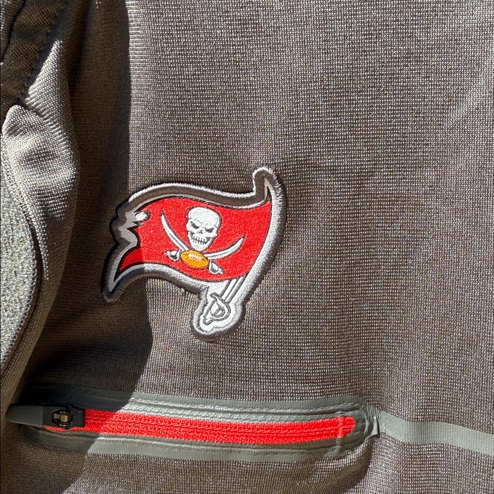 Nike Dri fit NFL Tampa Bay Buccaneers 1/4 zip Pullover medium charcoal gray